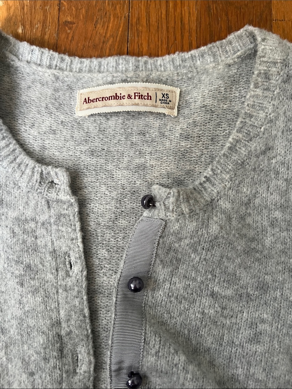 🪽Abercrombie Crop Cardigan - Pearl Button - XS🪽 - Picture 2 of 6